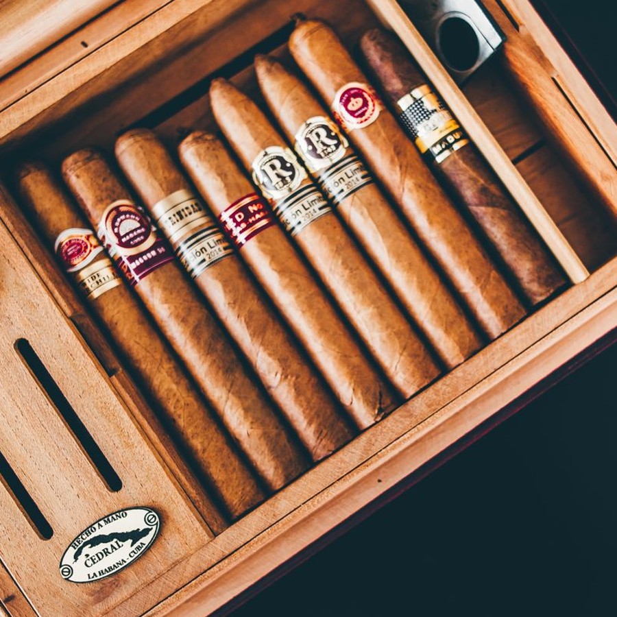 Charutos em um humidor, com as anilhas à mostra